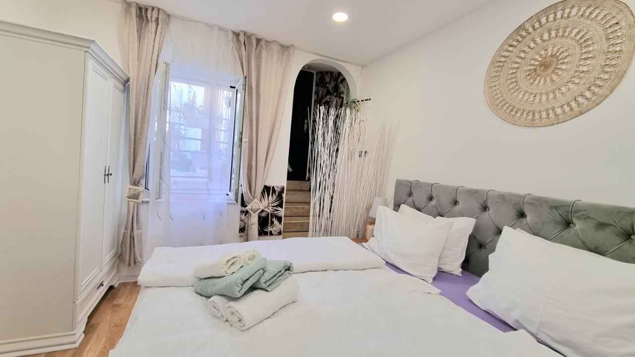 Place 4 U Center Apartment